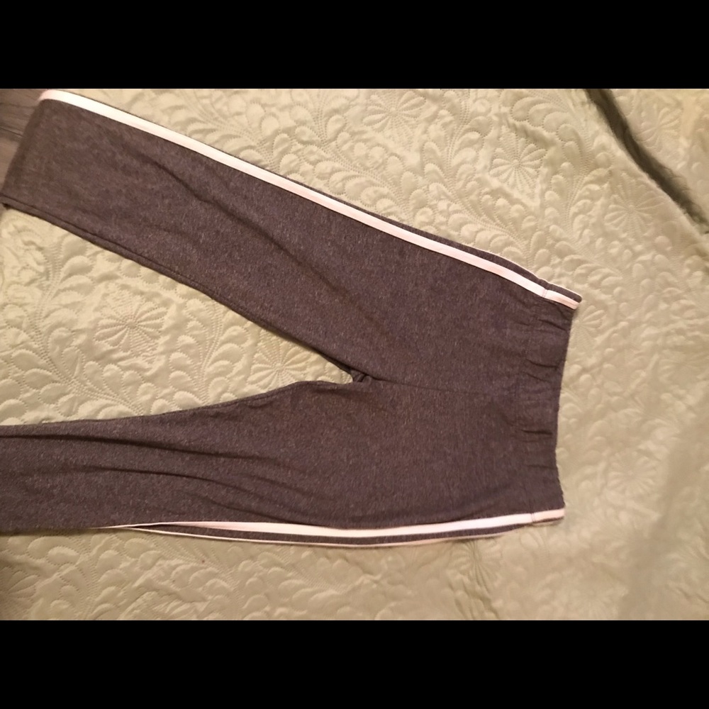 Grey leggings with striped detail on both sides